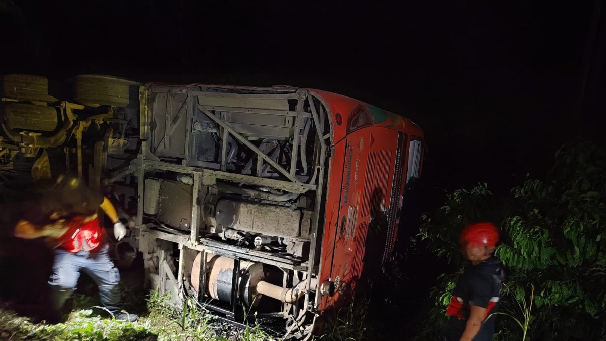 La unidad de transporte interprovincial quedó volcada a un costado de la vía E20, mientras equipos de rescate trabajaban en la noche para liberar a los heridos y asegurar la zona.