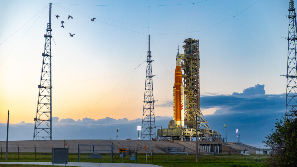 Artemis II lleva a la tripulación humana más lejos de la Tierra, superando los récords de las misiones Apolo en distancia recorrida