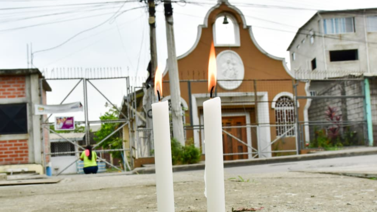 Ciudadanos que habitan en el sector colocaron velas en referencia a las víctimas