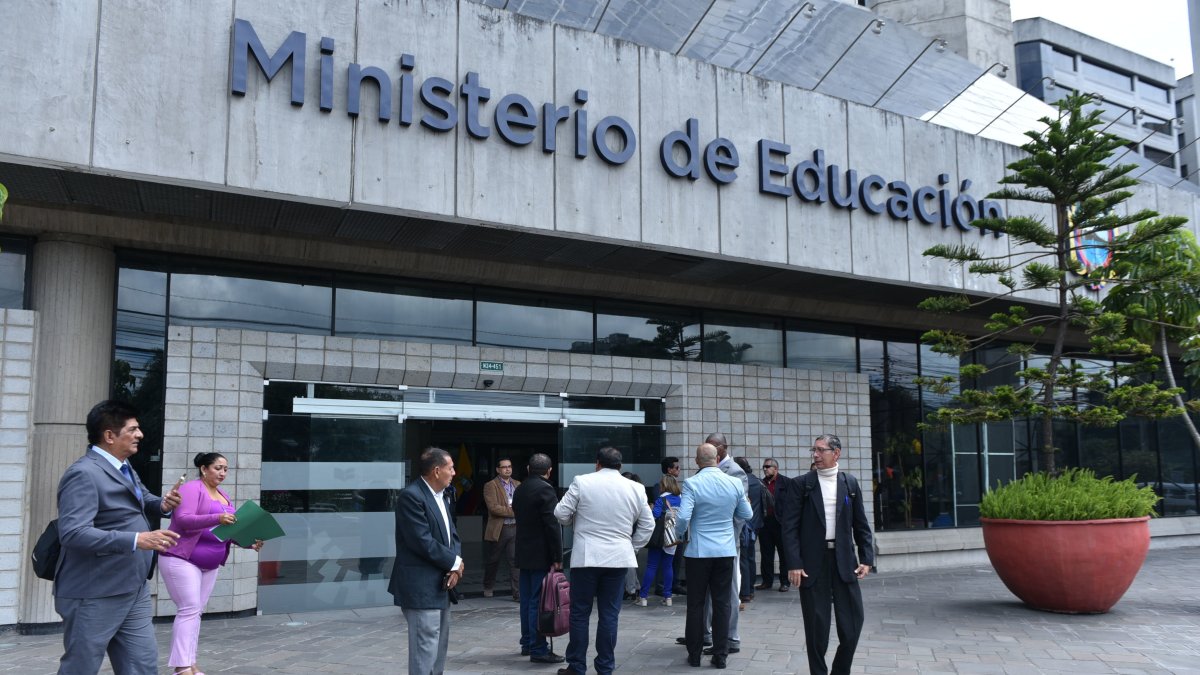 El Ministerio de Educación abrió 2.000 vacantes para docentes para los regímenes Costa–Galápagos y Sierra–Amazonía.