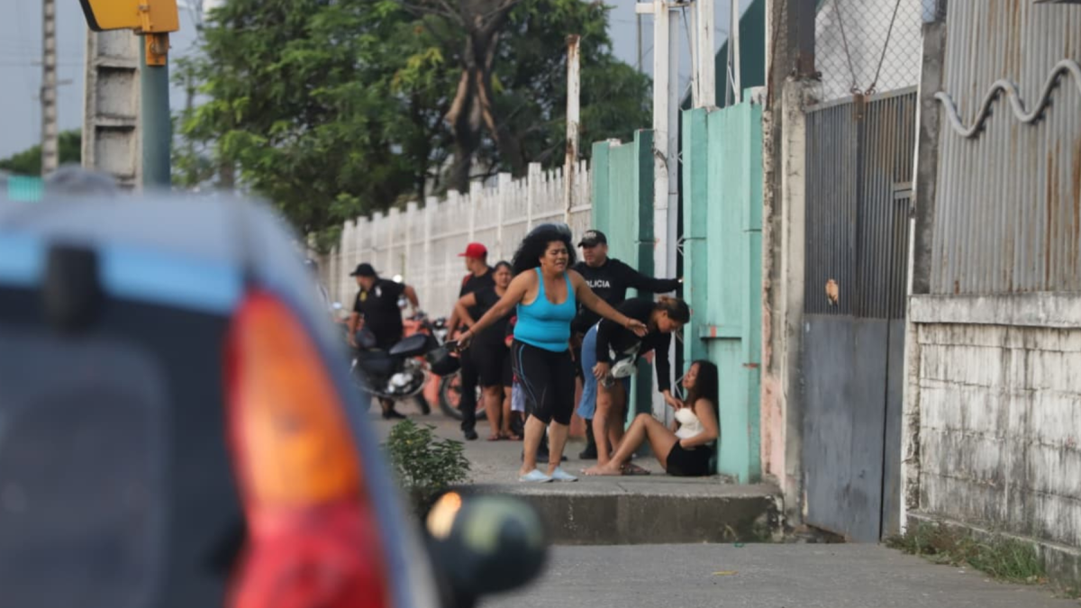 Familiares de las víctimas llegaron al lugar tras conocer del ataque.