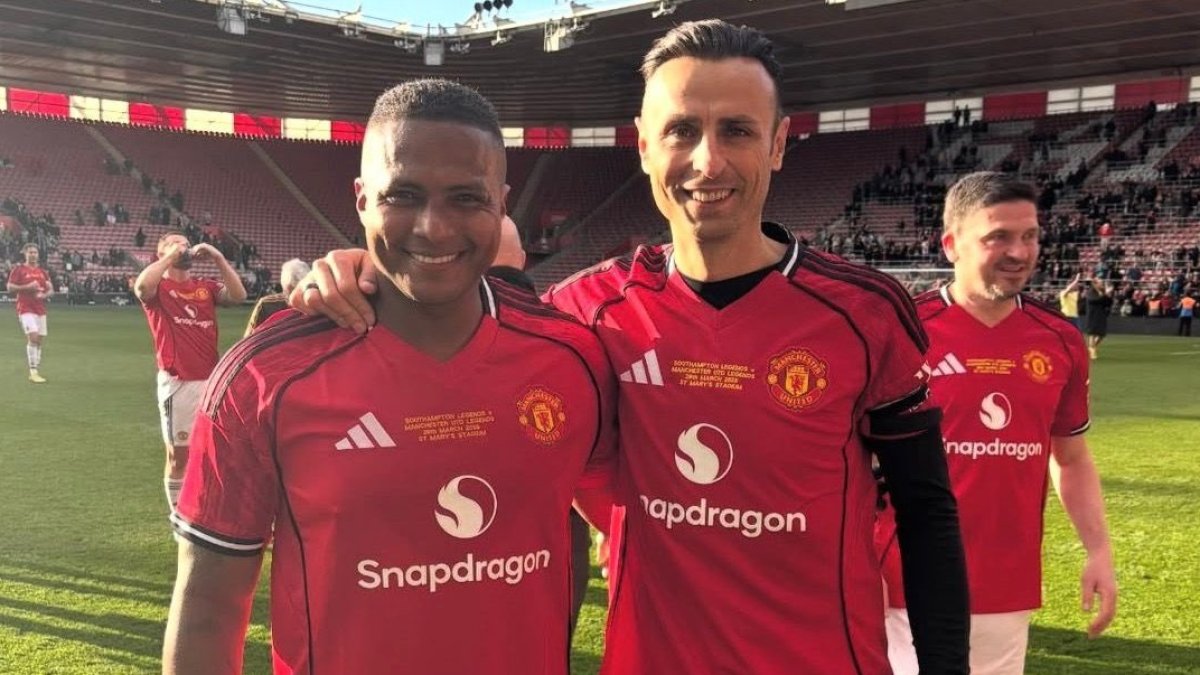 Antonio Valencia (i) junto a Dimitar Berbatov en eljeugo de leyendas de Manchester United.