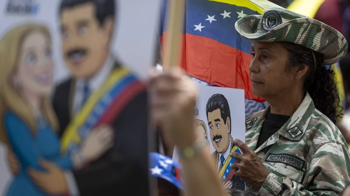Personas participan en una manifestación en apoyo al derrocado líder de Venezuela Nicolás Maduro y su esposa, Cilia Flores
