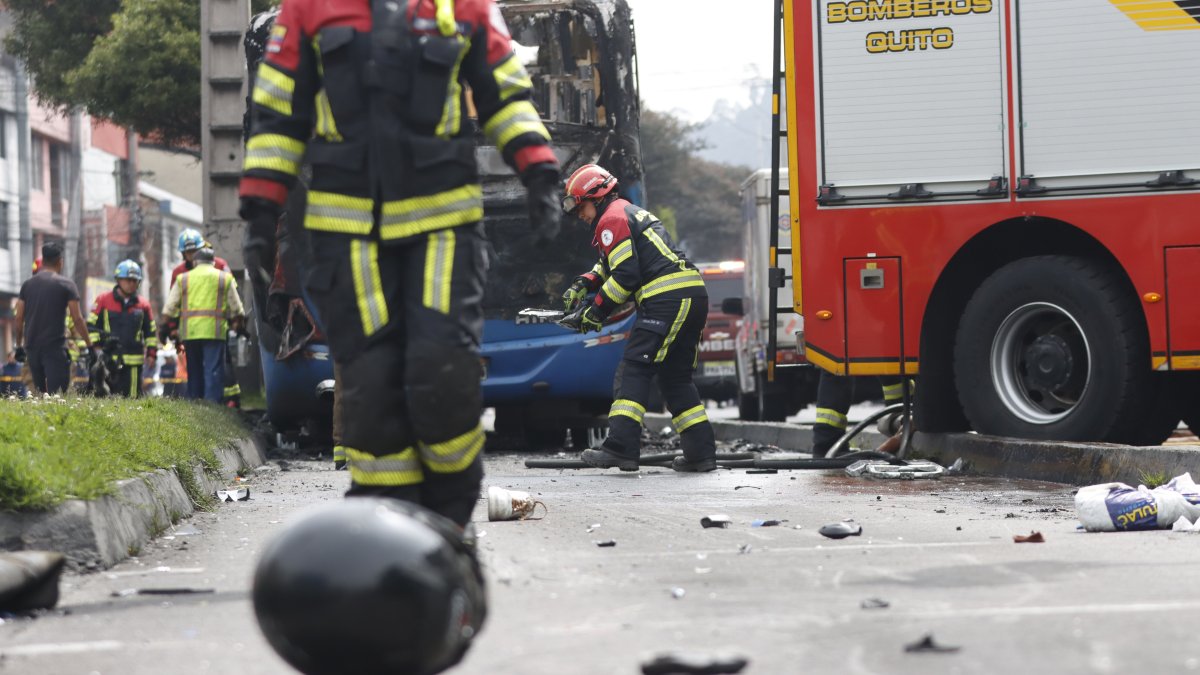 Las víctimas iban en motocicleta cuando se produjo un siniestro con un bus, en la Mariscal Sucre, en Quito.