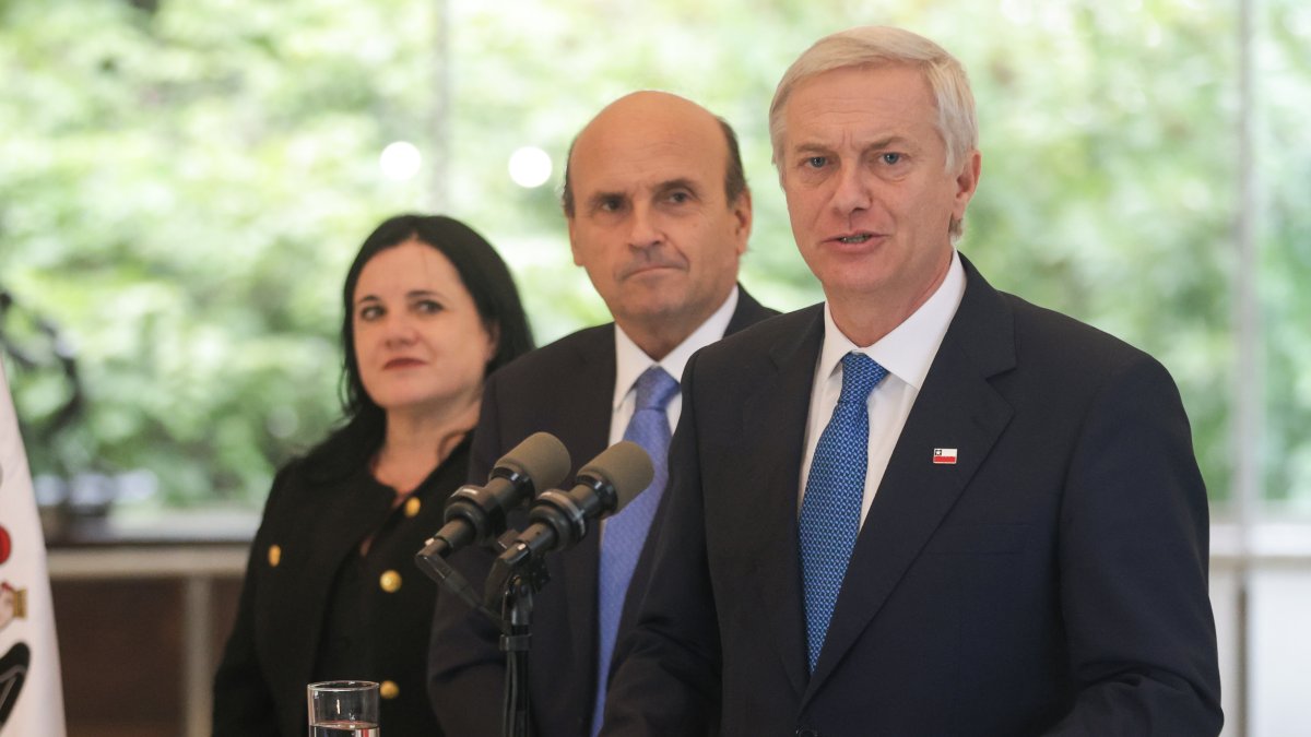 José Antonio Kast, presidente de Chile, durante una rueda de prensa en la embajada chilena en Buenos Aires.