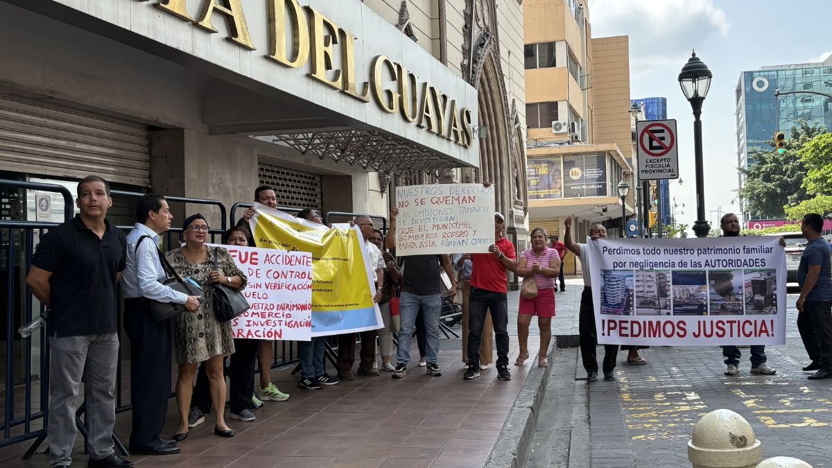 Afectados se manifestaron en los exteriores de la Fiscalía.