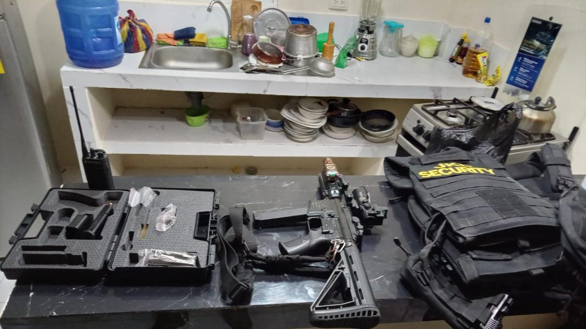 Estas armas encontraron en una de las propiedades.