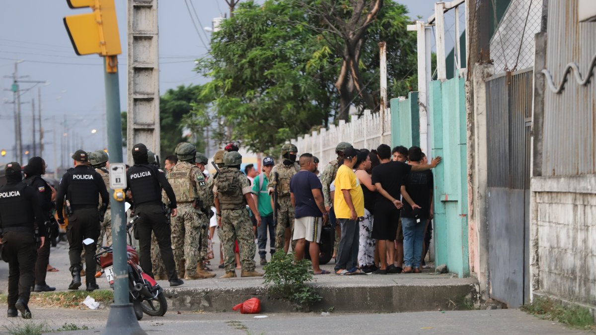 Familiares de las víctimas se concentraron consternados fuera del sitio.