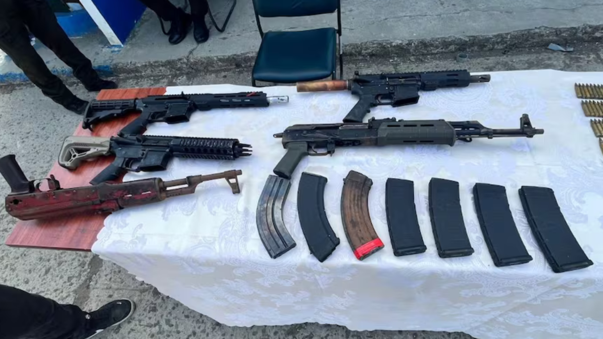 Arsenal incautado por la Policía Nacional durante el operativo Atlas 29 en Puerto López.