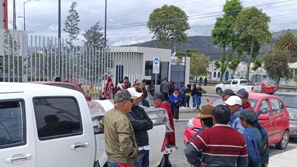 Las dos familias que perdieron a sus seres queridos en el accidente de Colta los retiraron de la morgue de Riobamba, en Chimborazo.