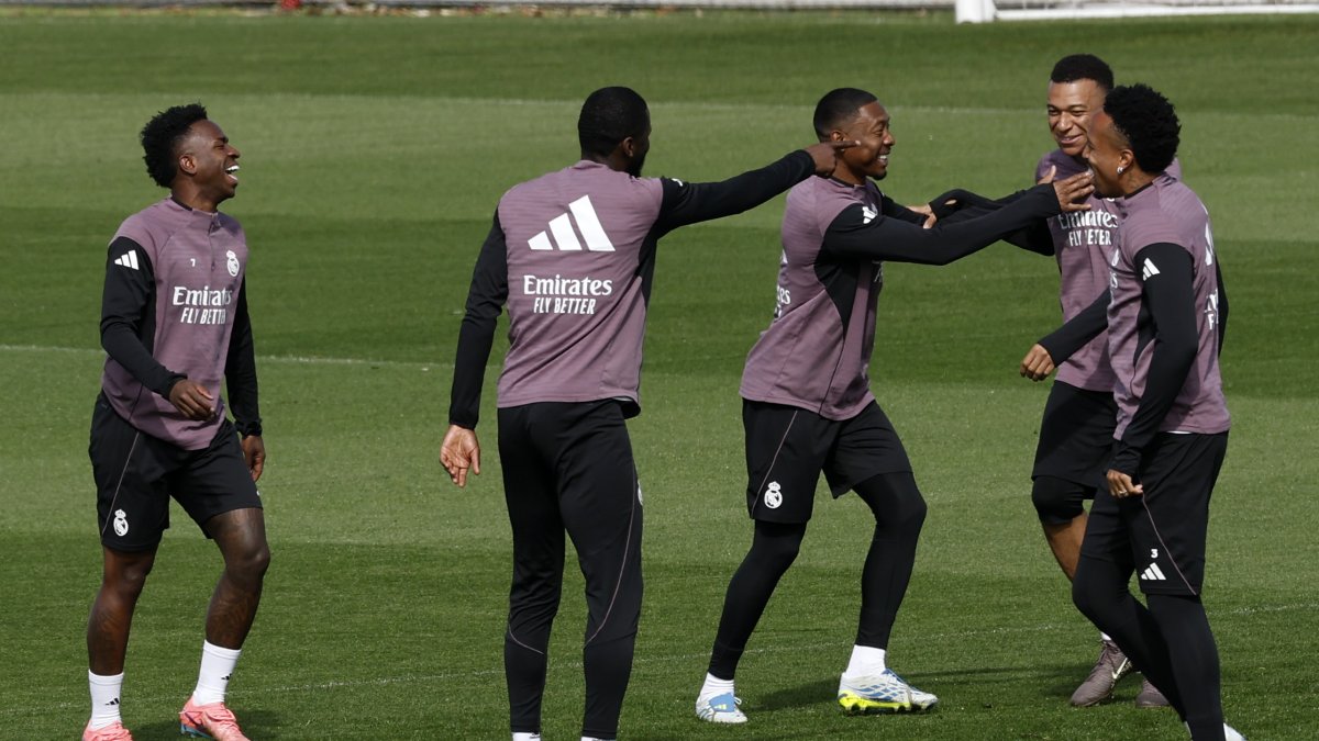 Los futbolistas del Real Madrid Vinicius Jr. (i), David Alaba (3d), Kylian Mbappé (2d) y Eder Militao (d) bromean durante un entrenamiento.