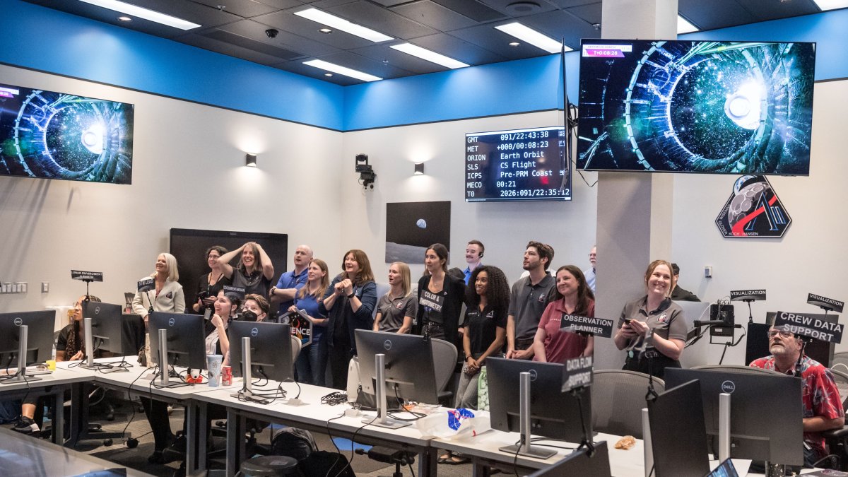 Científicos de la Sala de Evaluación reaccionan con euforia tras el histórico sobrevuelo de Artemis II.