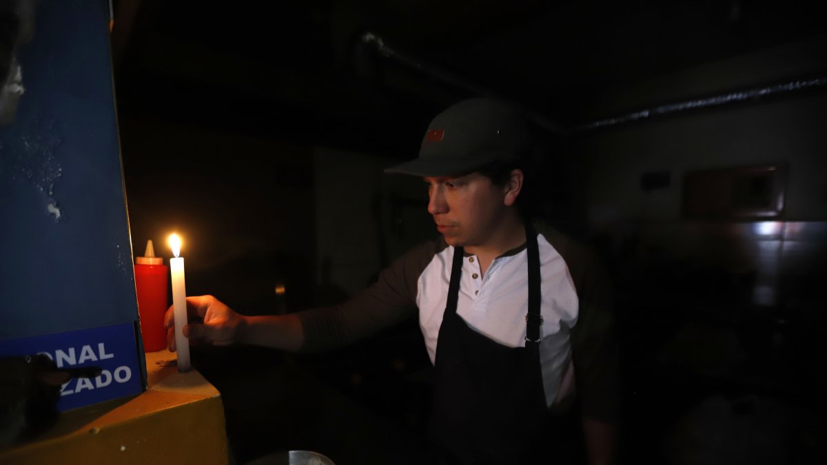 Apagones en Ecuador: expertos alertan que la energía alcanzaría hasta mayo