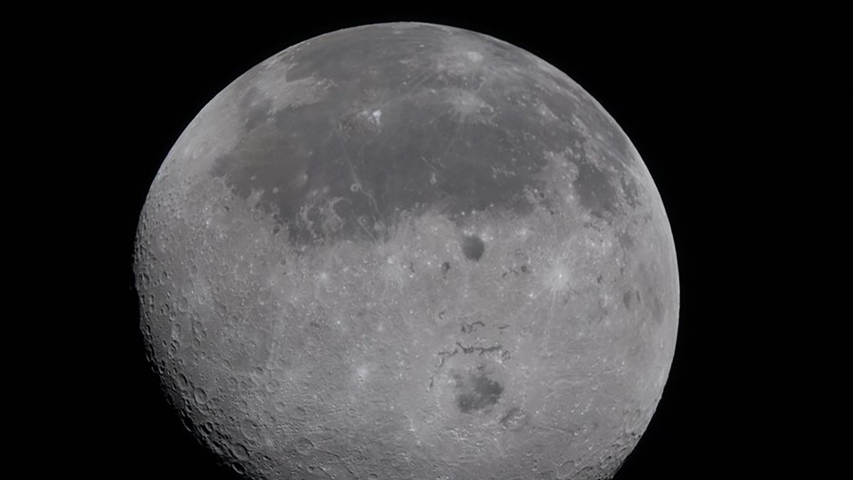 Fotografía tomada de la cuenta oficial de la NASA en X @NASA que muestra la cara visible de la Luna.