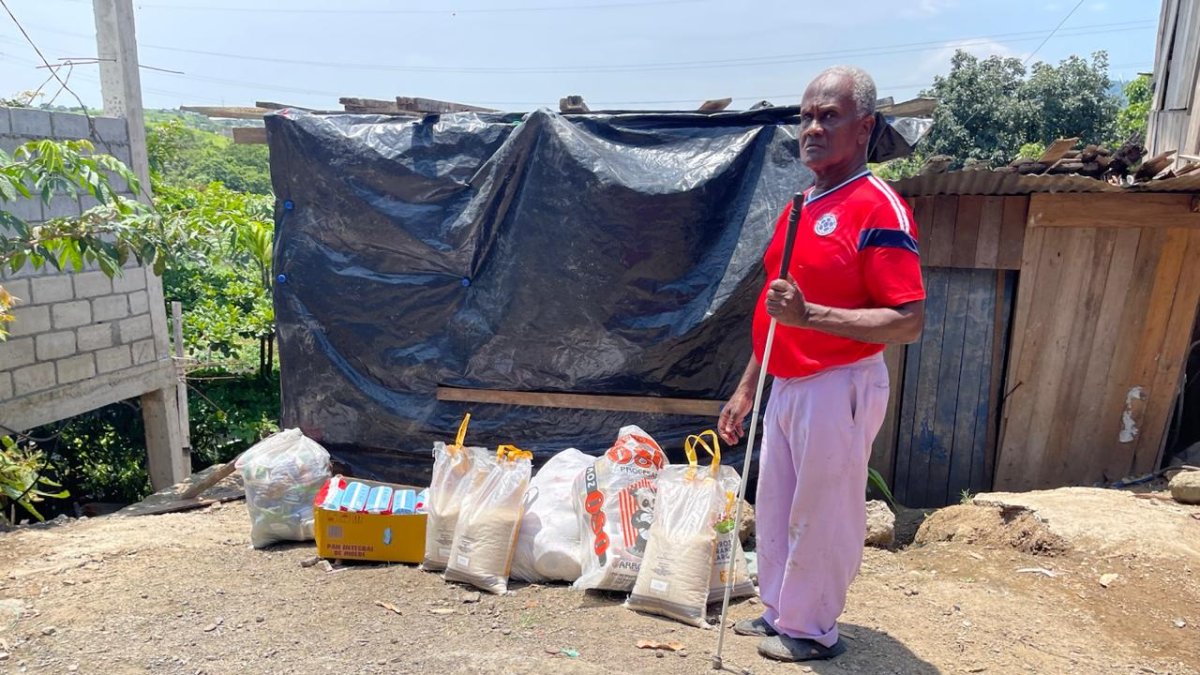 Timoteo Ortiz se sorprendió cuando llegó la ayuda hasta su casa en la Reinaldo Quiñónez.
