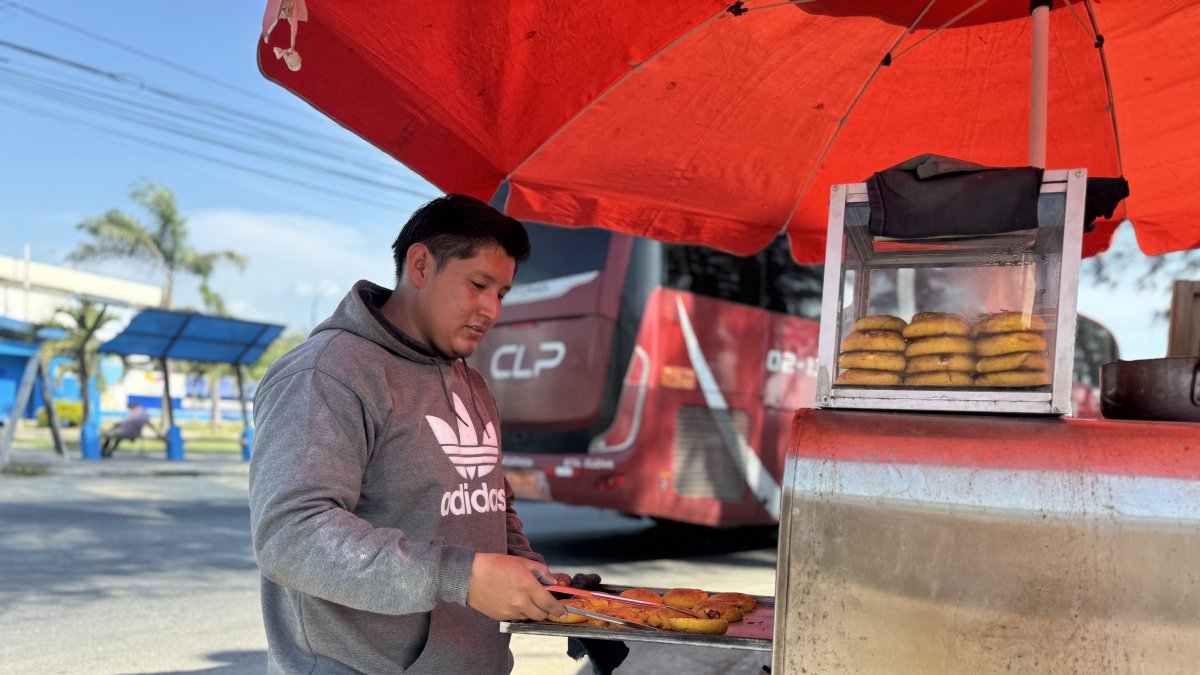 John está encargado del horno, que debe estar encendido todo el día durante los feriados por la demanda.