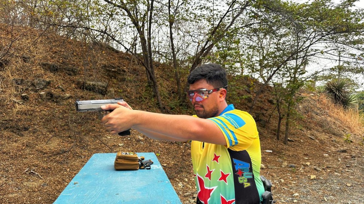 Bryan Taibot campeón en producción en Playa Rosada en Ayangue.