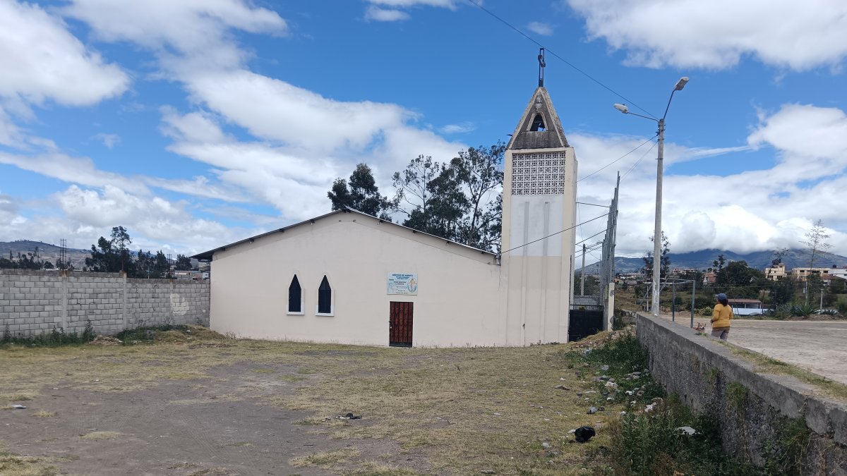 El cuerpo del joven fue hallado cerca del estadio y la iglesia del barrio La Universal, en una zona con alto movimiento comercial en el sur de Ambato.