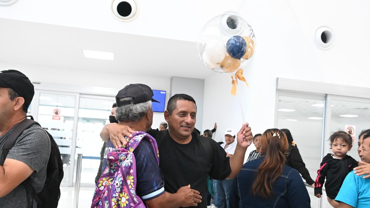 Los pescadores del barco Don Maca y de otras seis lanchas llegaron este martes al Aeropuerto Eloy Alfaro de Manta