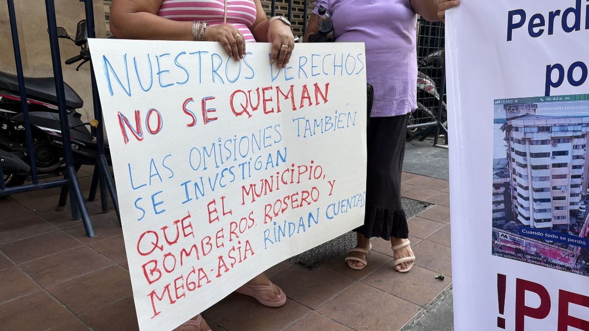 Los damnificados asistieron con carteles y pancartas para exigir justicia.