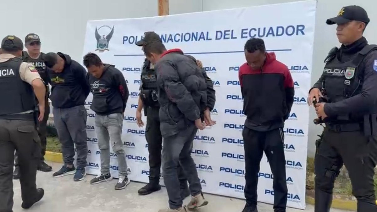 El Diablito Lara (chompa roja) fue detenido junto a otros tres hombres en un intento de robo.