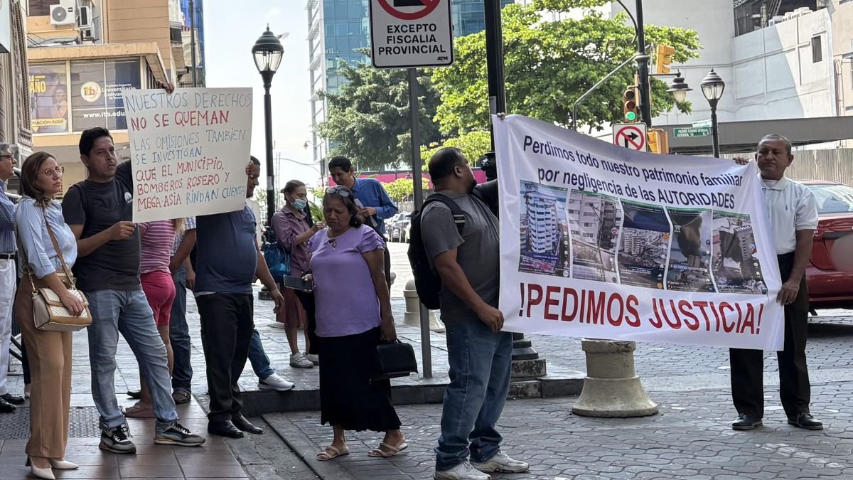 Guardias del edificio Multicomercio, que se quedaron sin trabajo tras el incendio, acudieron para respaldar a los condóminos.