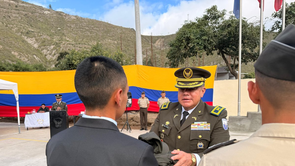 Los 65 aspirantes recibieron el uniforme que marca el inicio de su formación policial en Ambato.