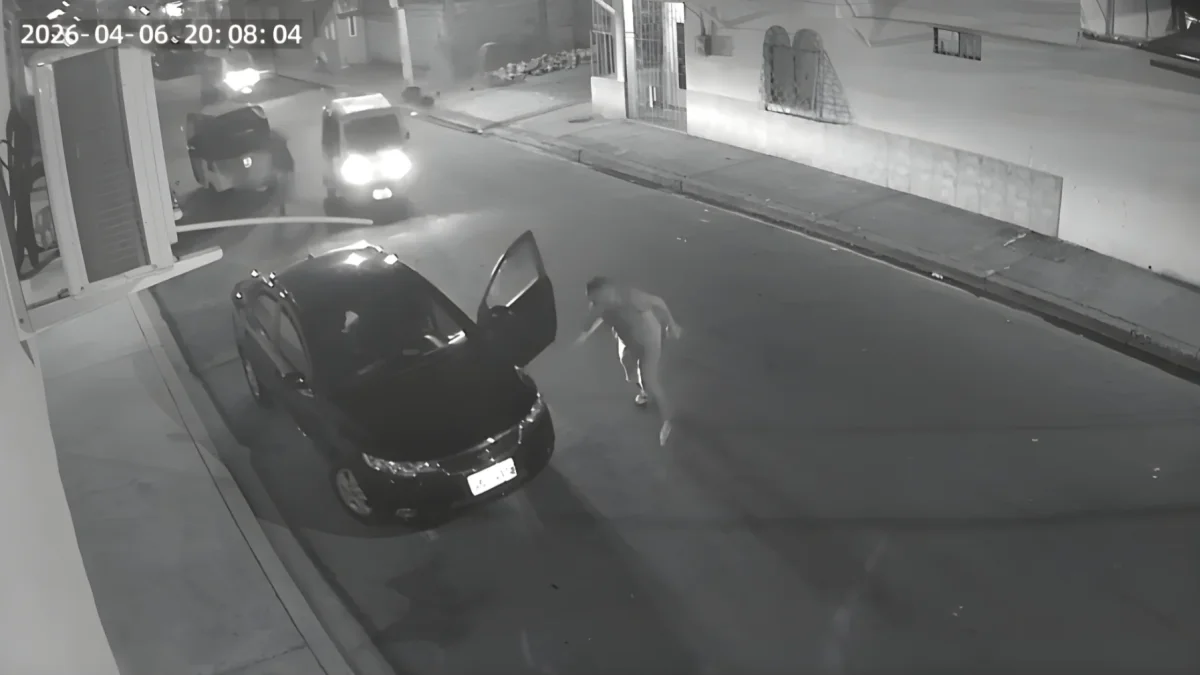 El acto de violencia quedó captado en una cámara de seguridad.