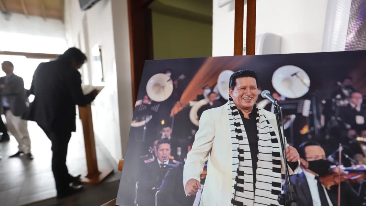 Familiares y amigos llegaron para despedirlo este martes 7 de abril.