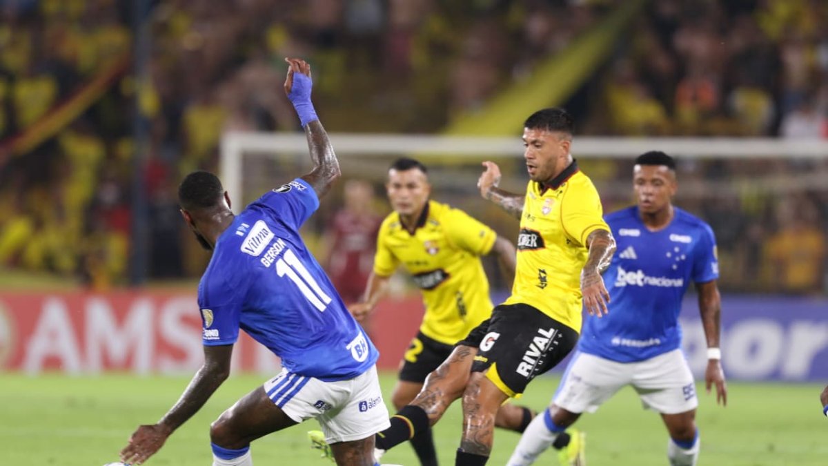 Partido entre Barcelona SC y Cruzeiro en el estadio Monumental.