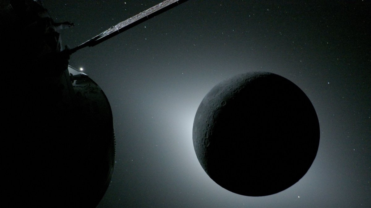 Fotografía cedida por la NASA de una instantánea capturada por la tripulación de la misión Artemis II este lunes, que muestra la Luna iluminada a contraluz por el Sol durante un eclipse solar.