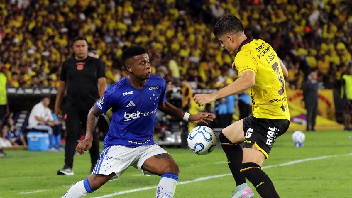 Luca Sosa (d) de Barcelona SC disputa el balón con Keny Arroyo de Cruzeiro, en el partido de la Copa Libertadores en el estadio Monumental.