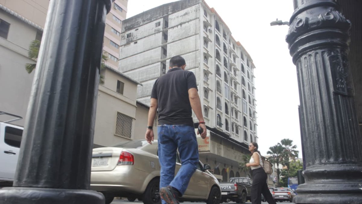 Desde un edificio de las calles Los Ríos y 9 de Octubre, una mujer cayó; el caso se investiga.