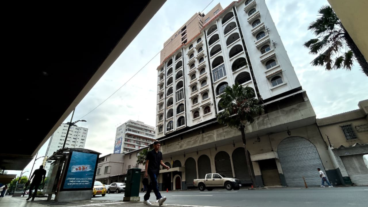 La caída desde el edificio en el centro de Guayaquil ocasionó la muerte instantánea de la ciudadana.