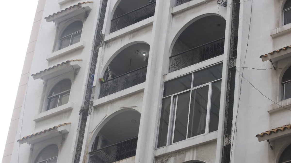 Desde este piso de un edificio del centro de Guayaquil cayó la mujer.