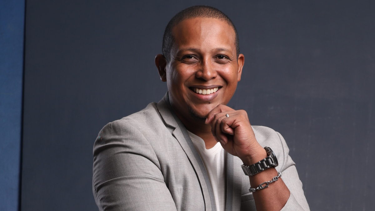 Ricardo González es un actor ecuatoriano, recordado por su participación en la serie Solteros sin compromiso