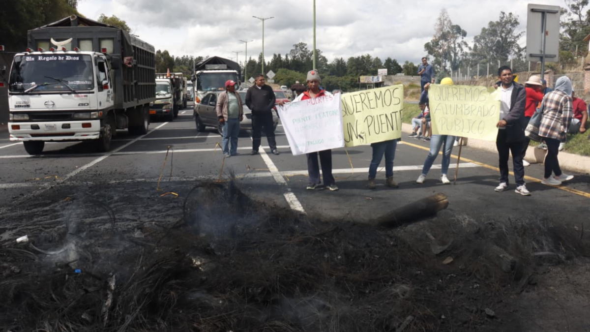 Uniformados de la Policía Nacional del Ecuador intervinieron para abrir un carril en sentido hacia Pifo.