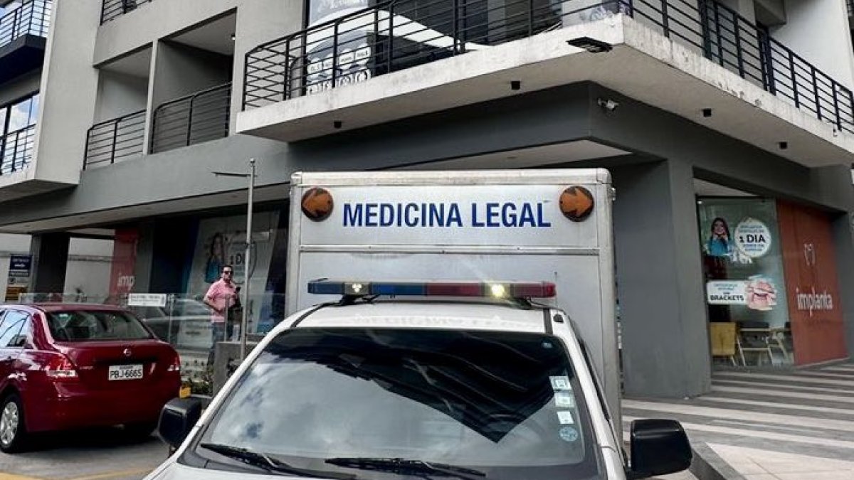 El cuerpo fue llevado del consultorio dental a la morgue de la Policía Nacional.