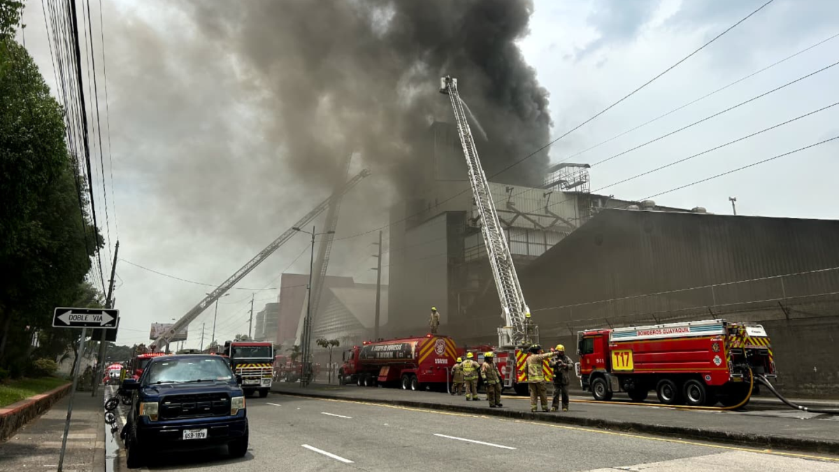 Unidades bomberiles mantienen trabajando en el lugar. Pasó en el norte de Guayaquil.