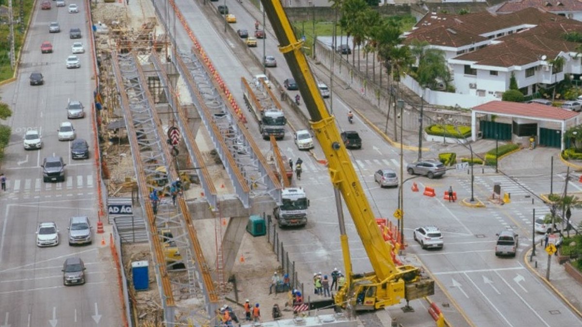 Los trabajos del nuevo puente reducen la circulación a cuatro carriles.
