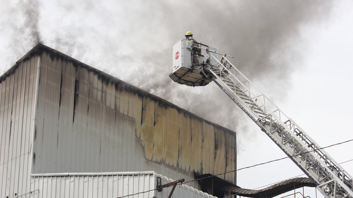 Unidades bomberiles se mantienen en el sitio atendiendo la emergencia.