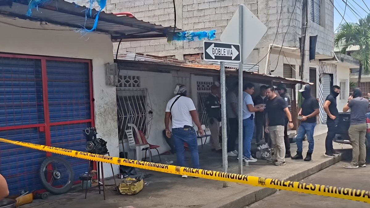 Agentes policiales y personal de Criminalística acordonan la mecánica en San Rafael, Esmeraldas, donde Pedro Javier Orbe fue asesinado a balazos la mañana del 8 de abril de 2026.