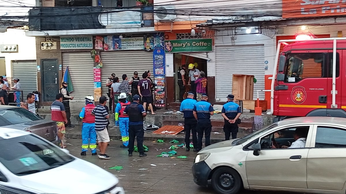 Agentes policiales y del Cuerpo de Bomberos de Guayaquil acudieron al sitio.