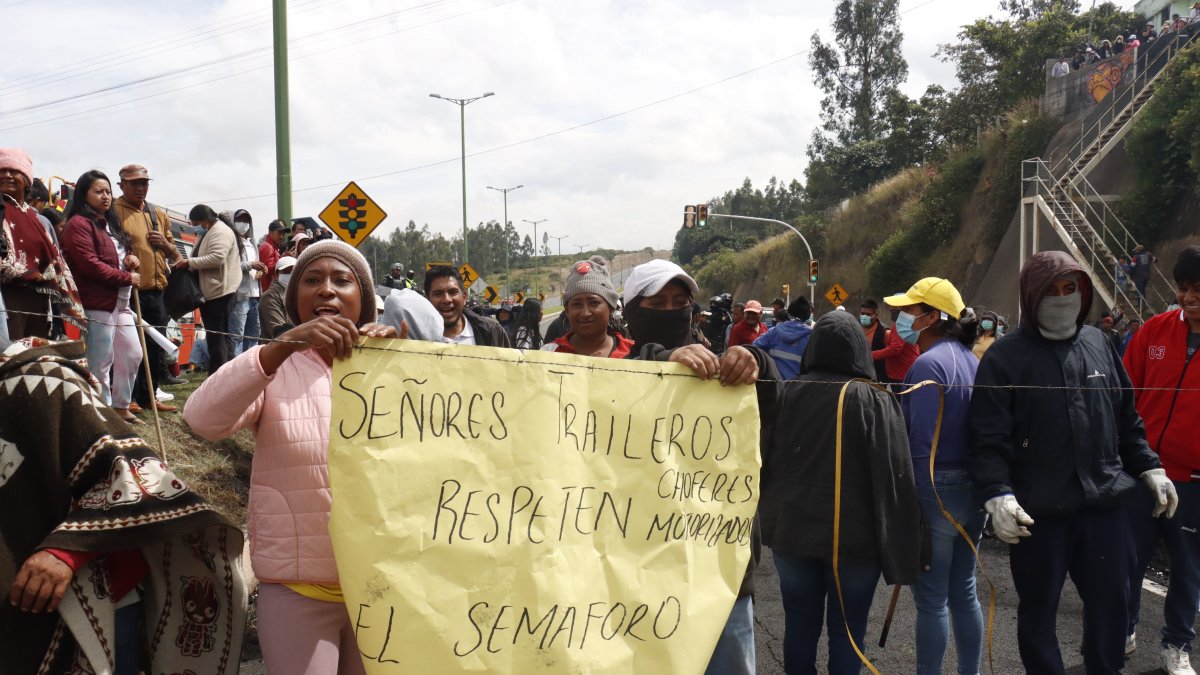 La protesta se registró desde la madrugada del 8 de abril de 2026 hasta antes del mediodía.