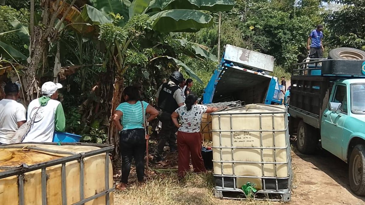 Policías y comuneros inspeccionan tanqueros y recipientes con combustible irregular tras un nuevo caso de extracción ilícita.