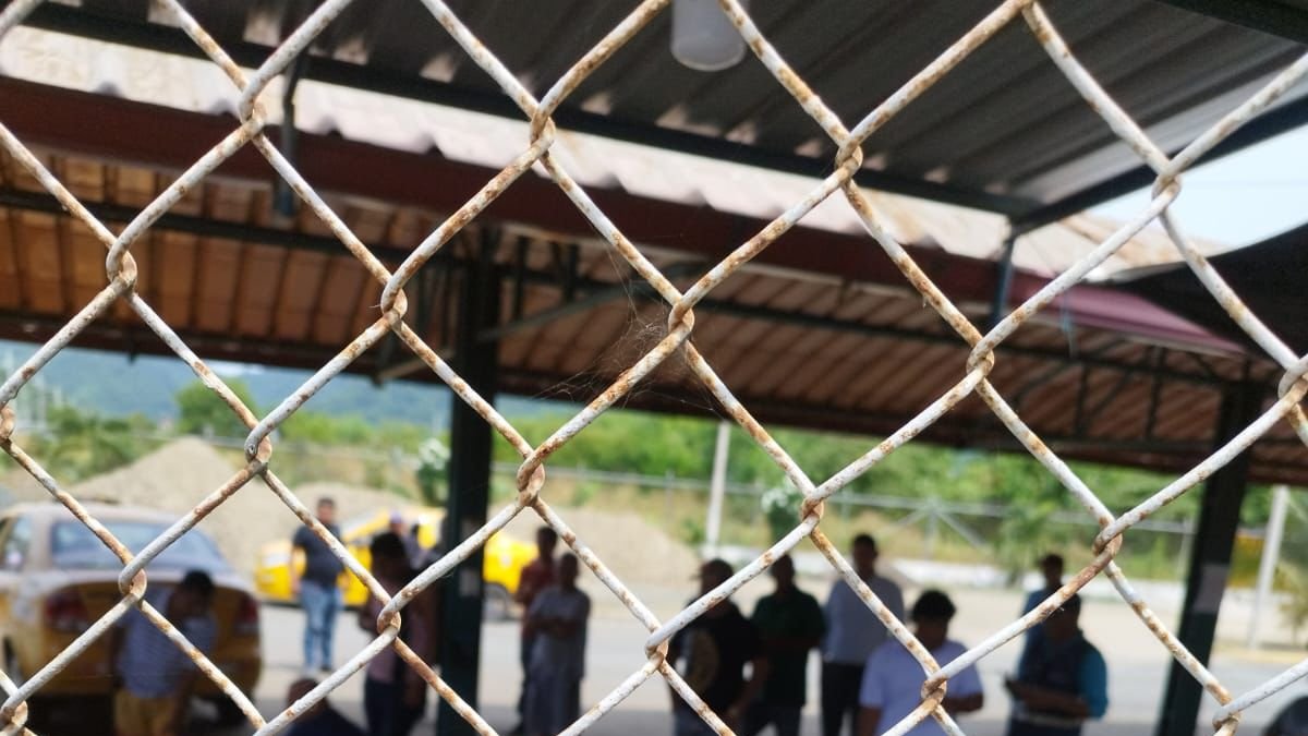 Tres taxistas fueron atacados a tiros en la terminal terrestre del cantón Sucre, norte manabita. Dos fallecieron y uno resultó herido