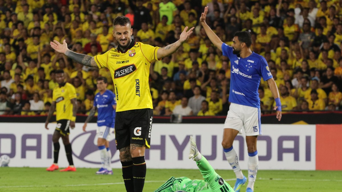 Darío Benedetto (c) de Barcelona SC reacciona, en el partido de la Copa Libertadores ante Cruzeiro en el estadio Monumental.