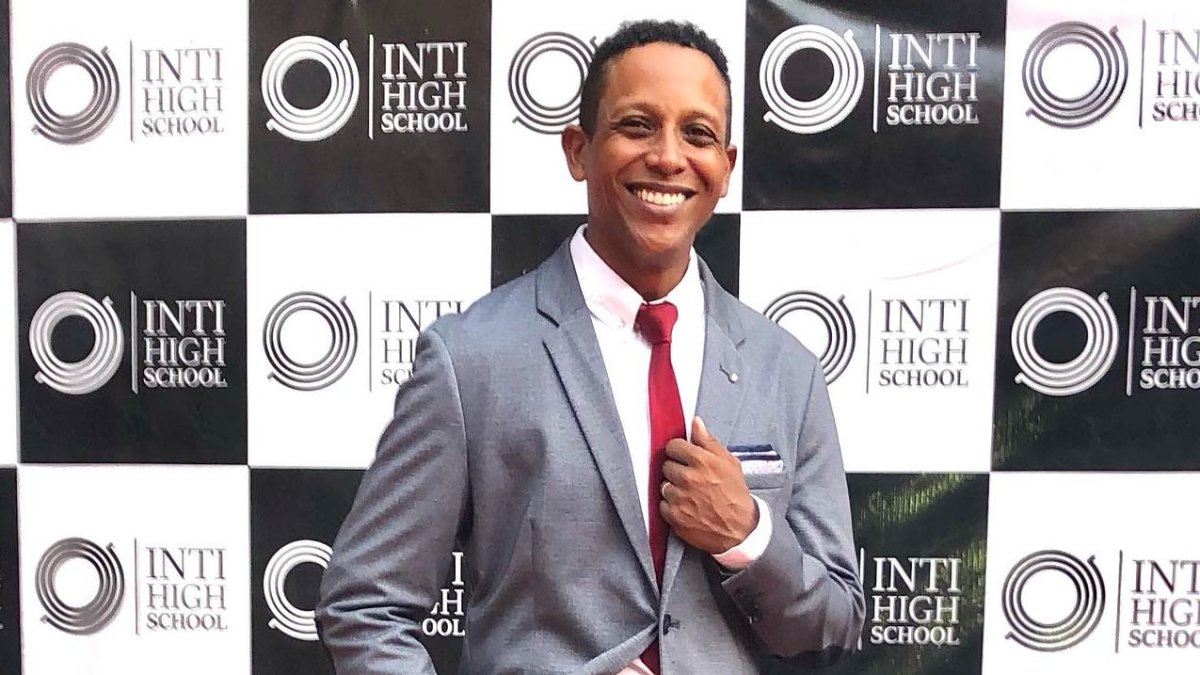 El actor tiene 47 años y divide su tiempo entre el culto y la coordinación en un plantel educativo.