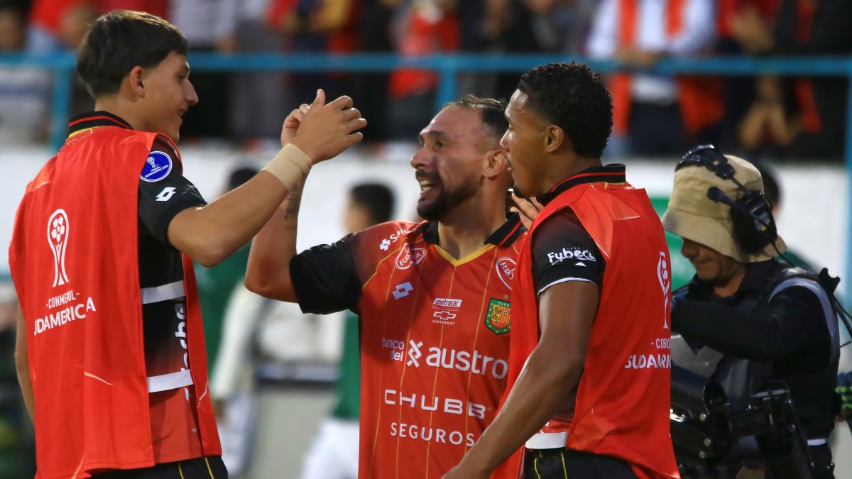 Jugadores de Deportivo Cuenca celebran el gol de Lucas Mancinelli (centro), en un partido de la Copa Sudamericana.