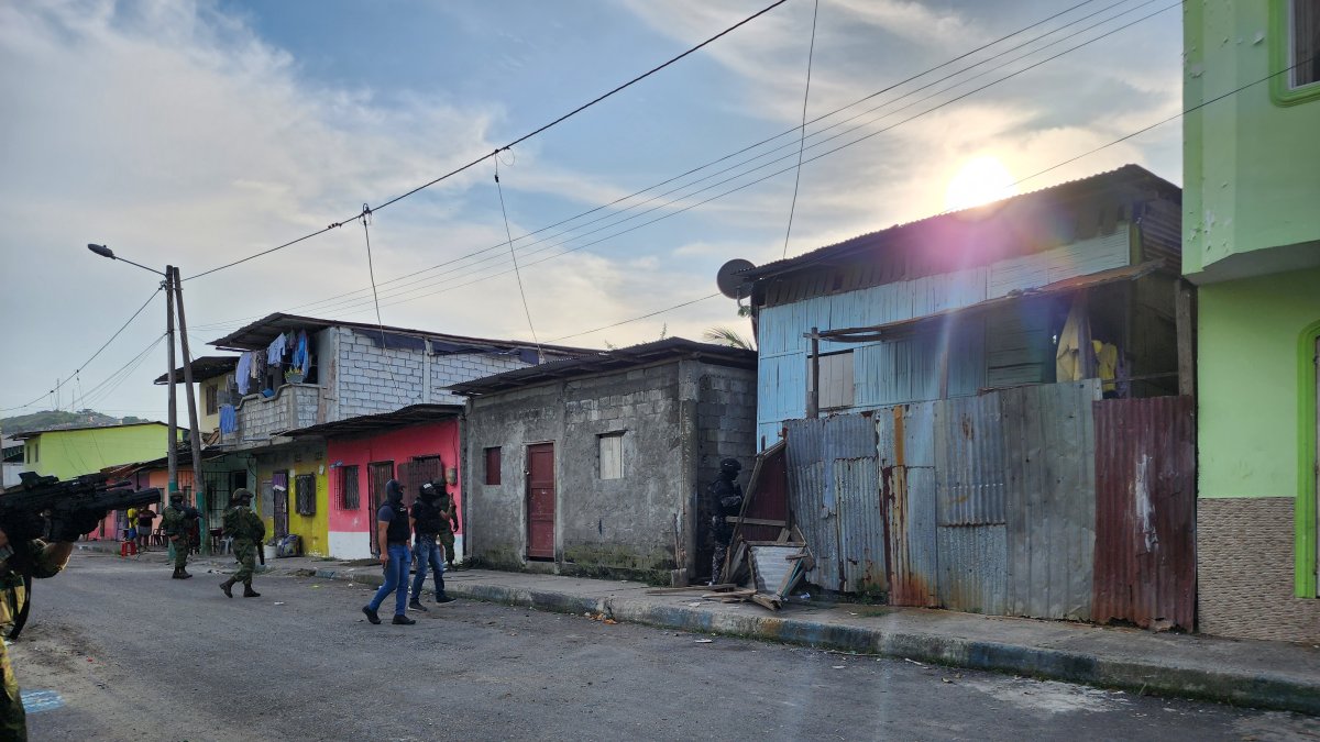 Operativo en Garrapata, Eloy Alfaro: autoridades aprehenden a alias Javier Anchico y otro integrante de “Los Chechenos”, con armas, municiones y embarcaciones incautadas.